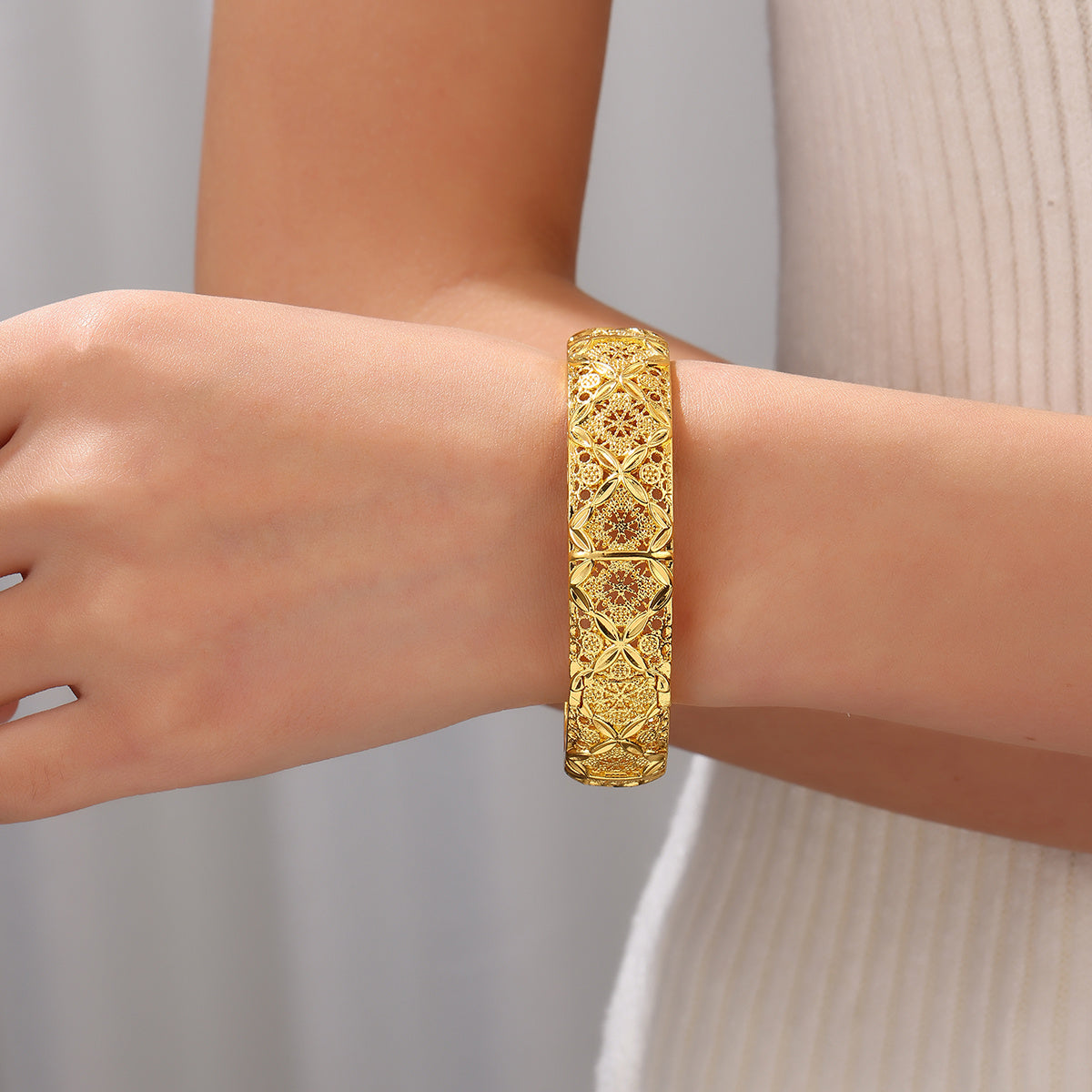 Vintage 18K Gold-Plated Four Leaf Bracelet for Women